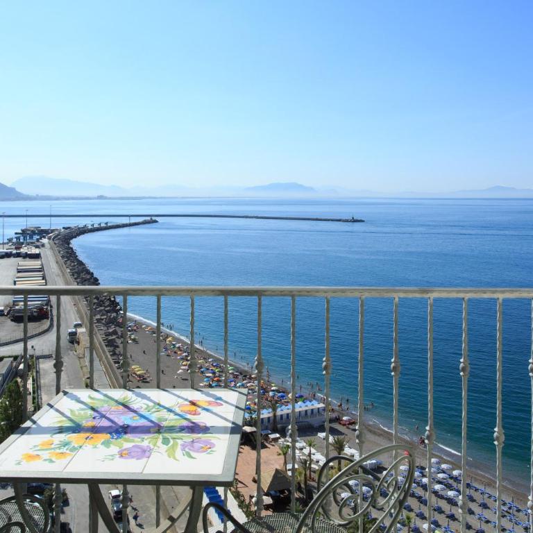Lloyd's Baia Hotel - Camera Tripla con Vista Mare Parziale - 1