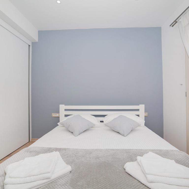 Sea Point Apart hotel Tivat - One Bedroom Apartment with Sea and Pool View - 4