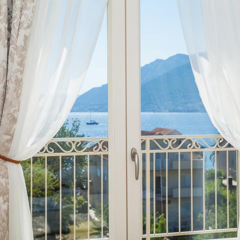 Sea Point Apart hotel Tivat - Three-Bedroom Apartment with Sea View - 3