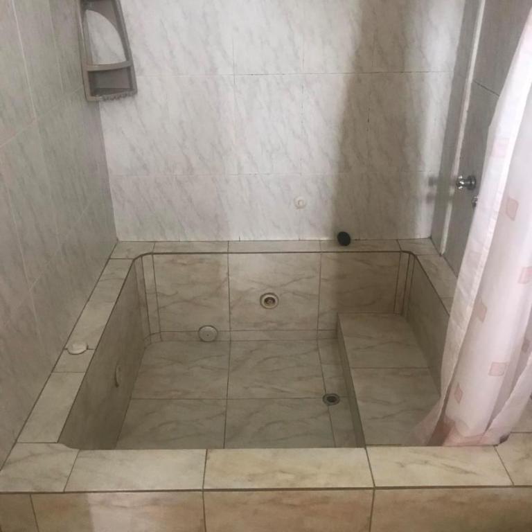 Hotel Malecon Inn - Habitación con cama grande y bañera de hidromasaje - 6