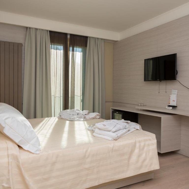 White Angel Hotel - Camera Tripla Basic - 5