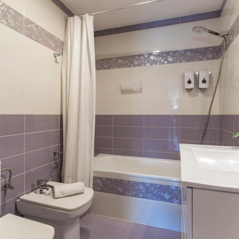 Apartamento con terraza soleada y piscina en Benalmádena cerca de la playa - Two-Bedroom Apartment - 16
