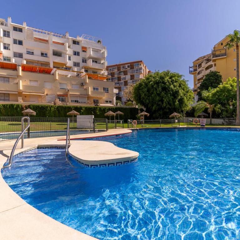 Apartamento con terraza soleada y piscina en Benalmádena cerca de la playa - Two-Bedroom Apartment - 1