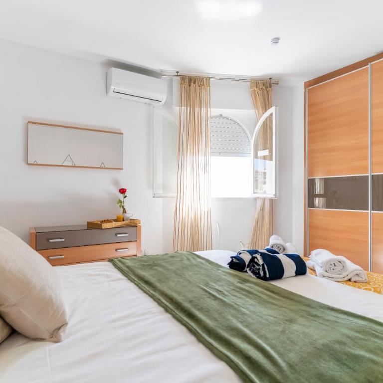 Apartamento con terraza soleada y piscina en Benalmádena cerca de la playa - Two-Bedroom Apartment - 2