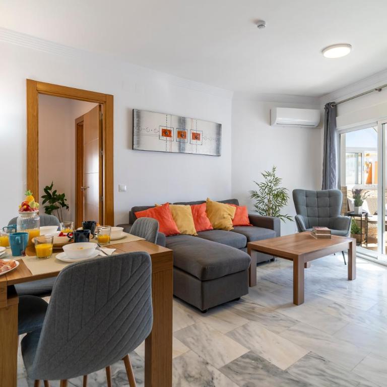 Apartamento con terraza soleada y piscina en Benalmádena cerca de la playa - Two-Bedroom Apartment - 5