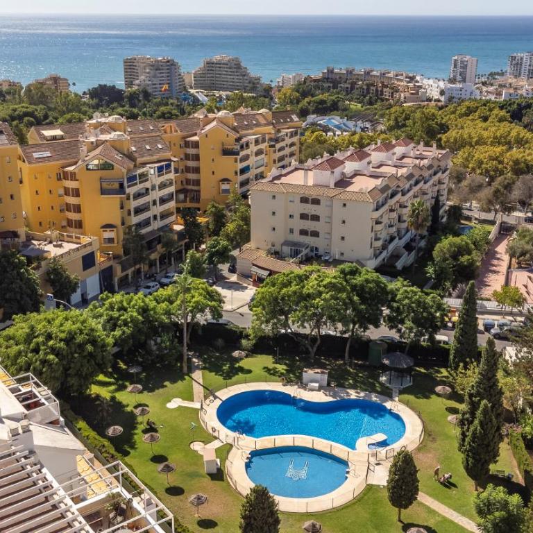 Apartamento con terraza soleada y piscina en Benalmádena cerca de la playa - Two-Bedroom Apartment - 17