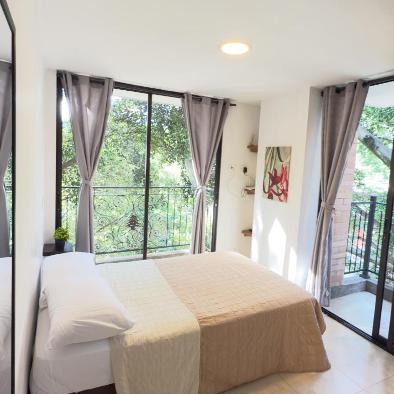 Edificio Fenicia Loft Laureles - Habitación Doble Deluxe con balcón - 3