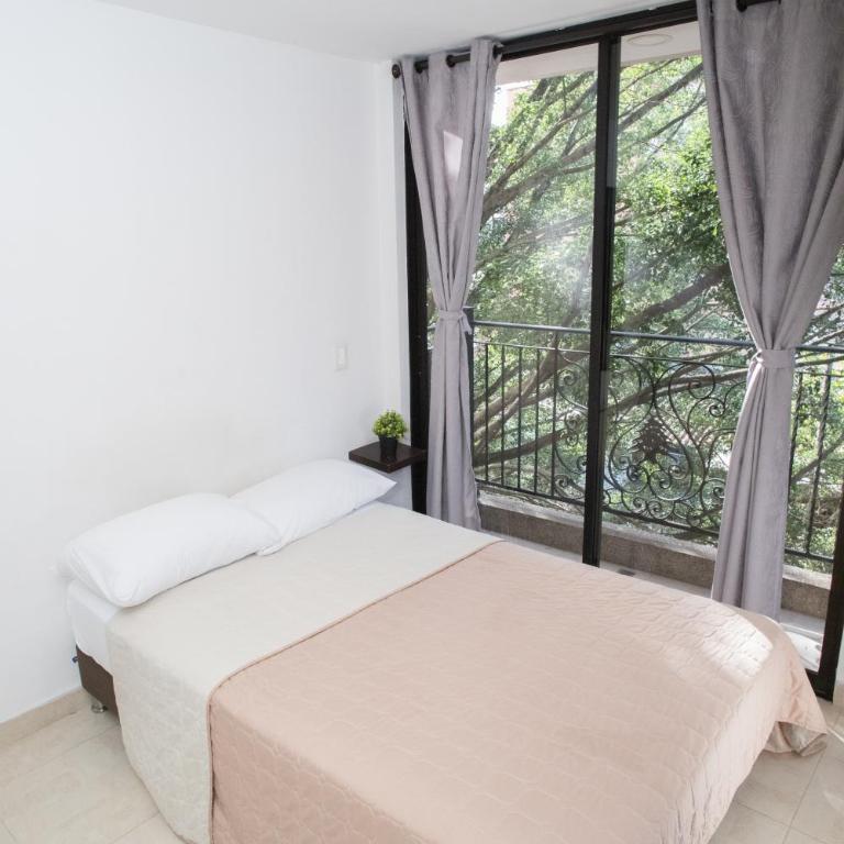 Edificio Fenicia Loft Laureles - Habitación Doble Deluxe con balcón - 4