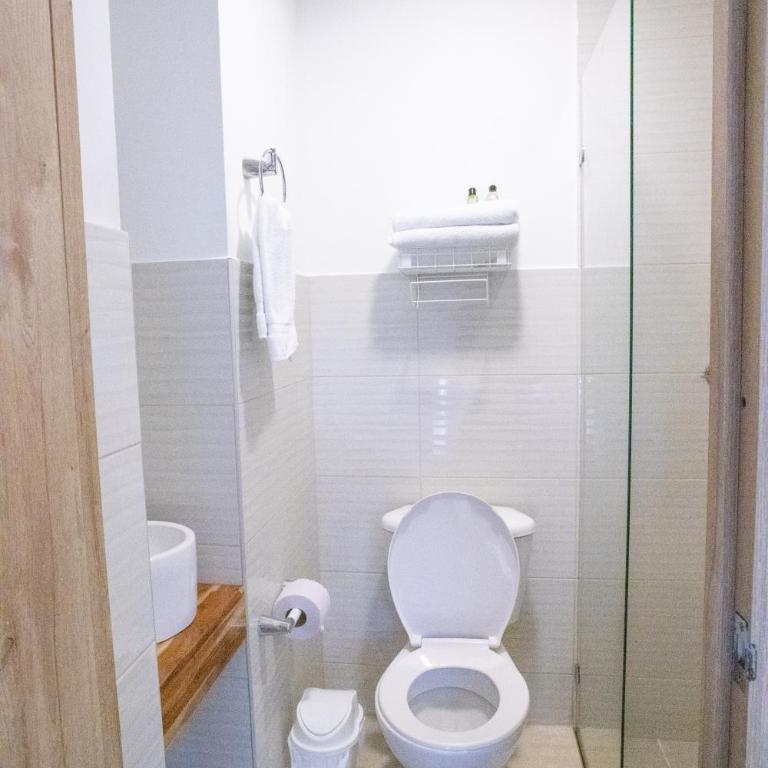Edificio Fenicia Loft Laureles - Habitación Doble Deluxe con balcón - 5