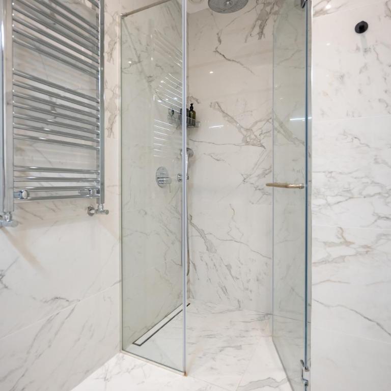 Star West Luxury - One-Bedroom Apartment - 23