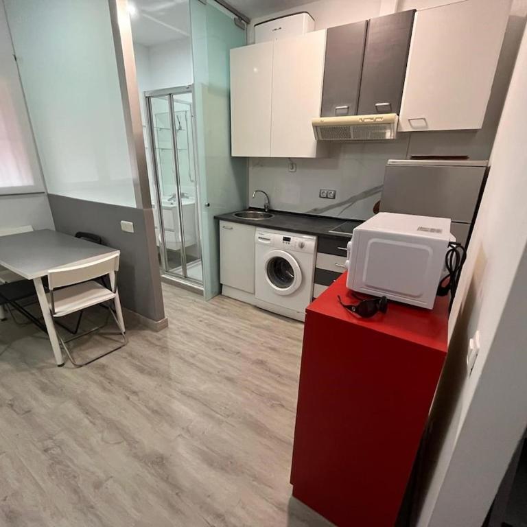 Lavapies Studio - 10 mins walk Sol - plaza Mayor - Studio Apartment with One Double Bed - 3