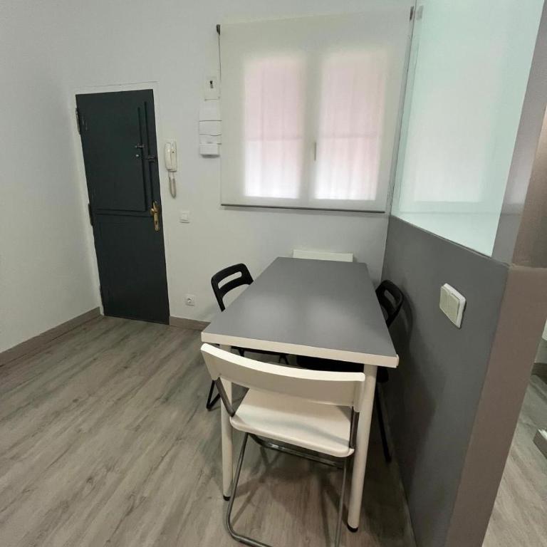 Lavapies Studio - 10 mins walk Sol - plaza Mayor - Studio Apartment with One Double Bed - 4
