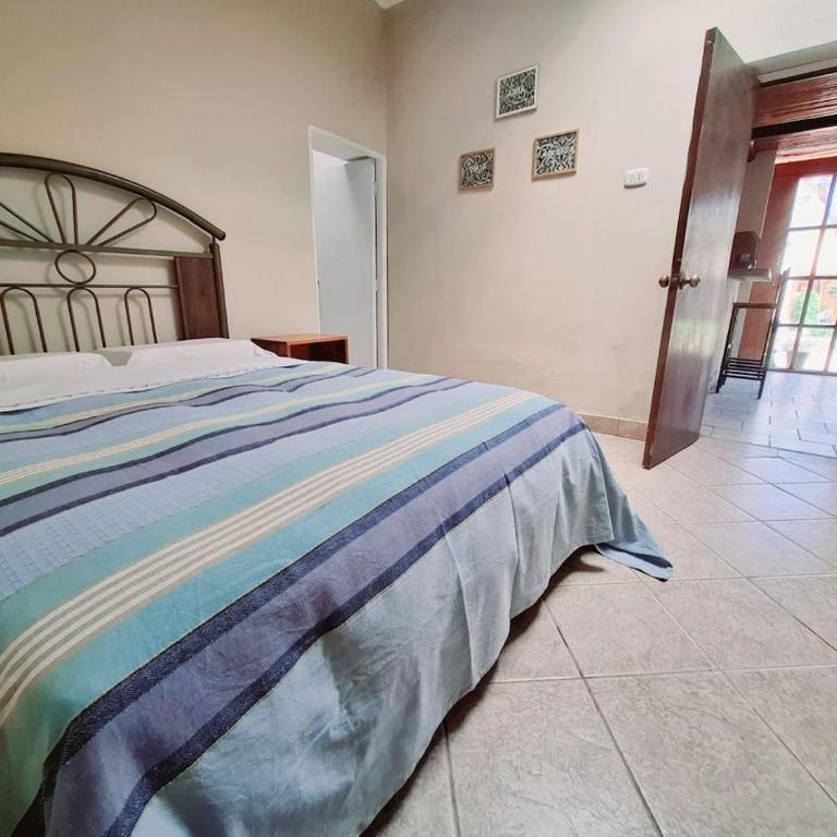 Mini-apartment near the sea with garden and grill - One-Bedroom Apartment - 9