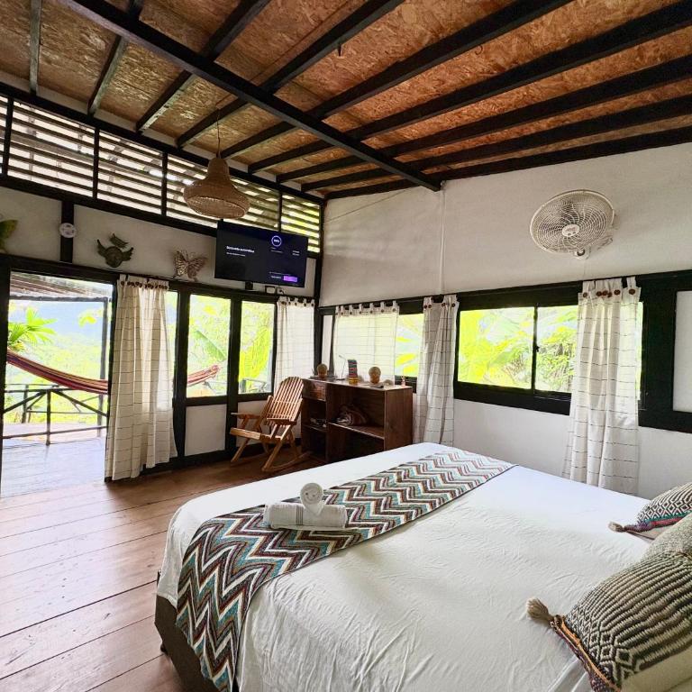 Lodge Cacao - Habitación con cama extragrande y vistas a la montaña - 3