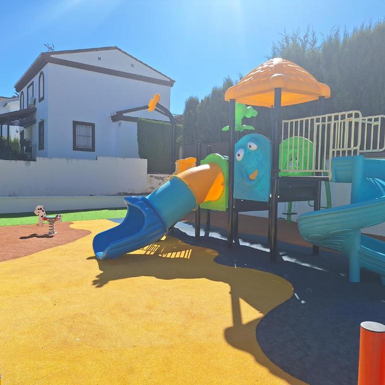 Extraordinaria Villa con piscina y chimenea - Five-Bedroom House - 3