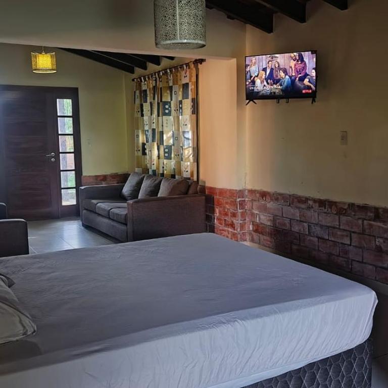 Lovely Home Near the Airport and Business District - One-Bedroom House - 2