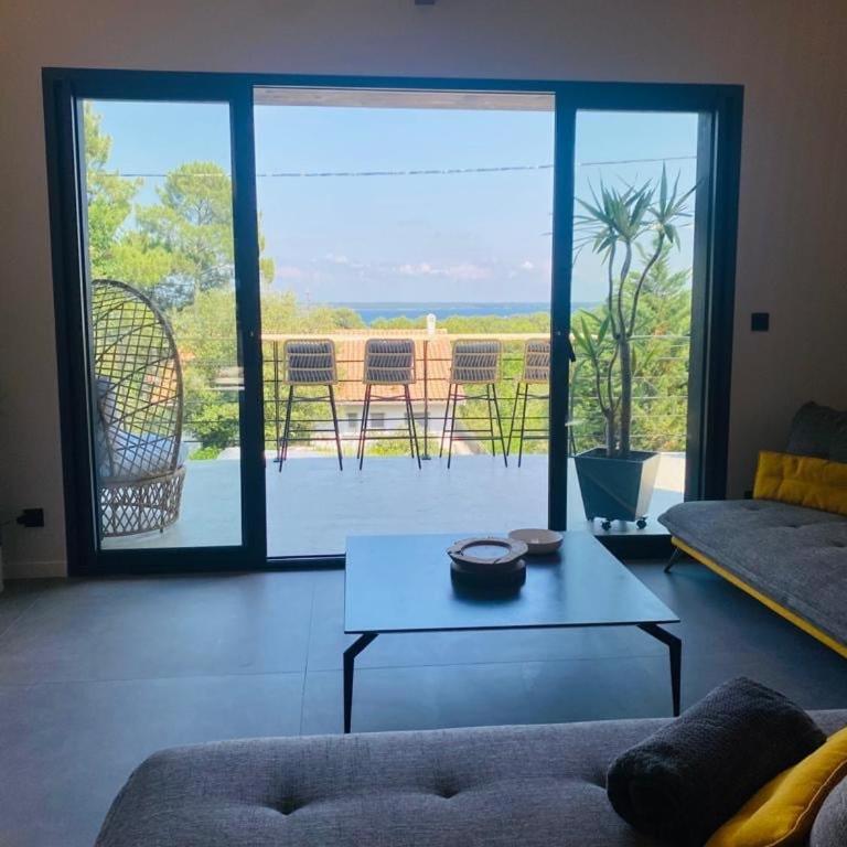 Villa de luxe avec piscine et vue imprenable sur le lac - Villa - Vue sur Mer - 1
