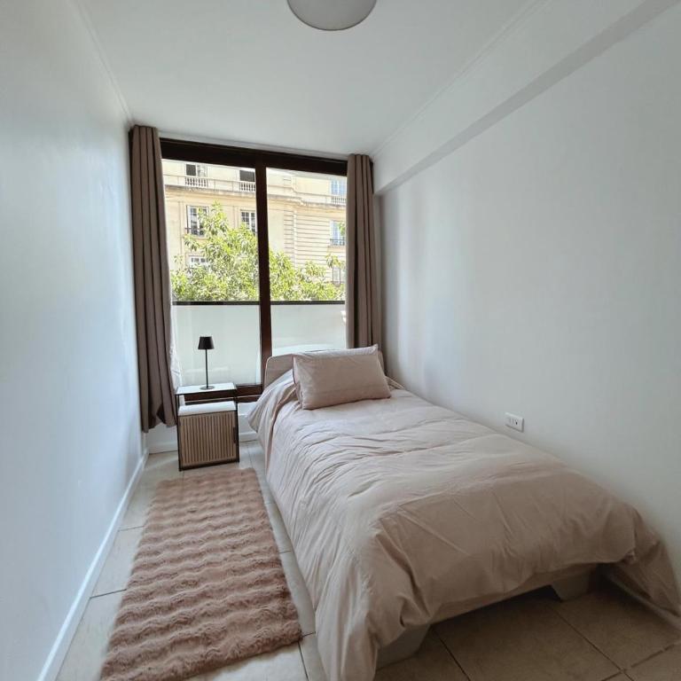 Descubre Santiago desde amplio depto con vista única - Three-Bedroom Apartment - 5