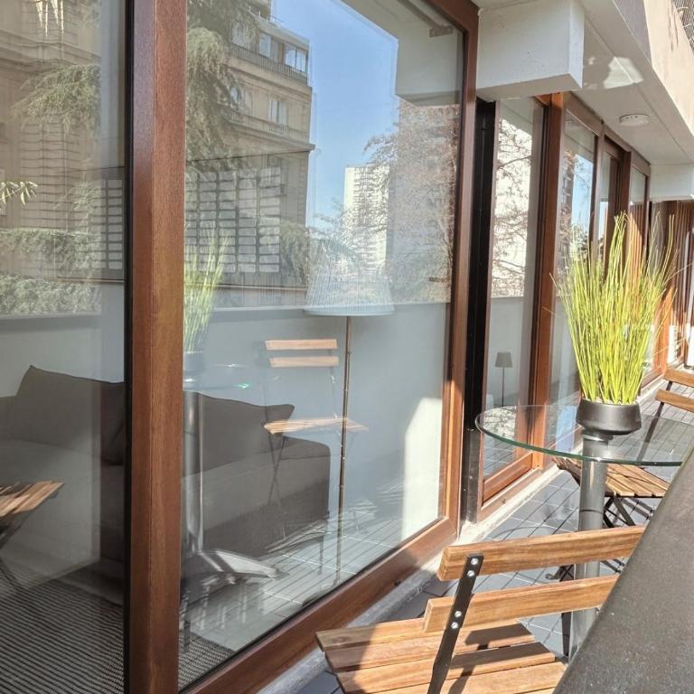 Descubre Santiago desde amplio depto con vista única - Three-Bedroom Apartment - 6