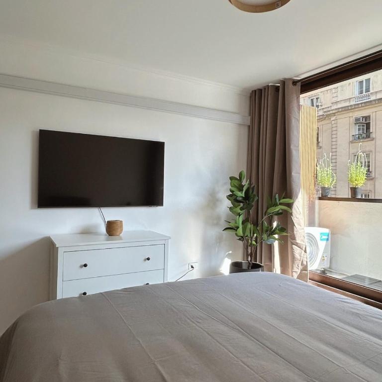 Descubre Santiago desde amplio depto con vista única - Three-Bedroom Apartment - 9
