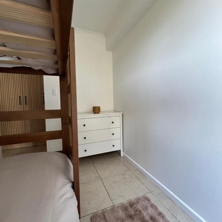 Descubre Santiago desde amplio depto con vista única - Three-Bedroom Apartment - 11