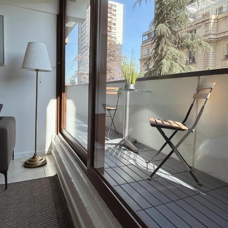 Descubre Santiago desde amplio depto con vista única - Three-Bedroom Apartment - 14