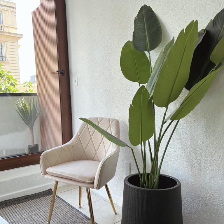 Descubre Santiago desde amplio depto con vista única - Three-Bedroom Apartment - 15