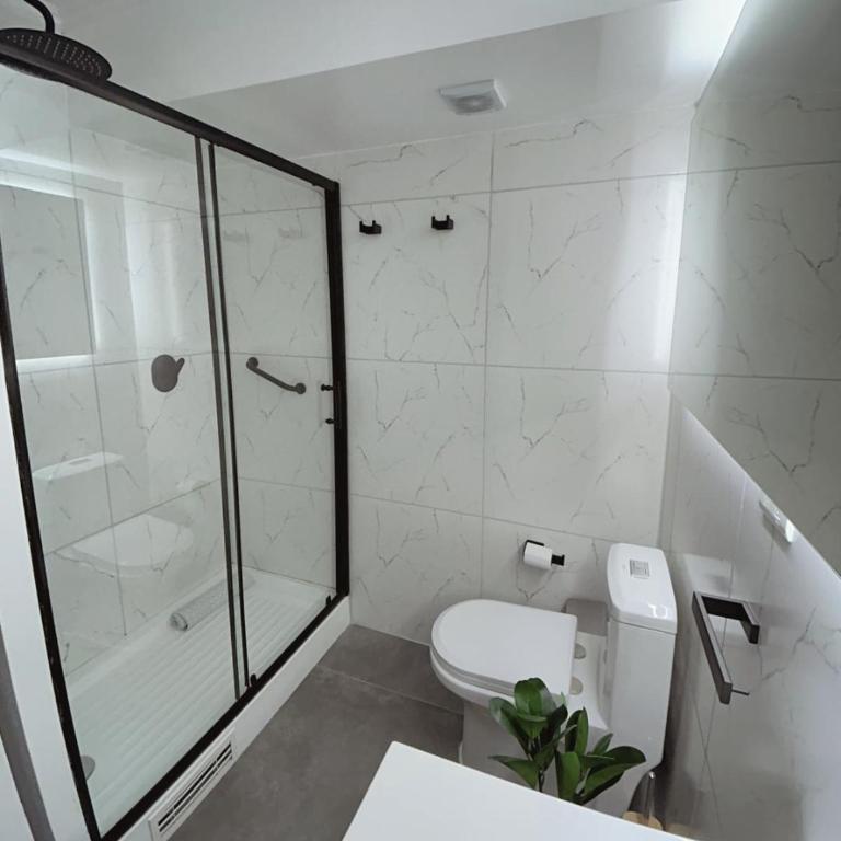 Descubre Santiago desde amplio depto con vista única - Three-Bedroom Apartment - 16