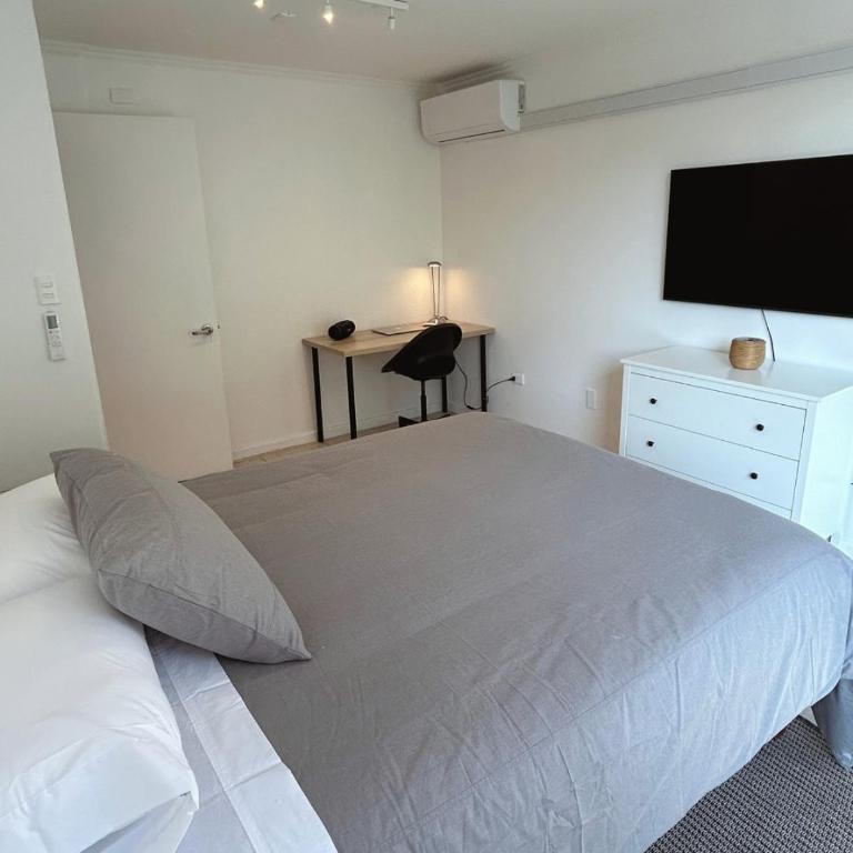 Descubre Santiago desde amplio depto con vista única - Three-Bedroom Apartment - 21