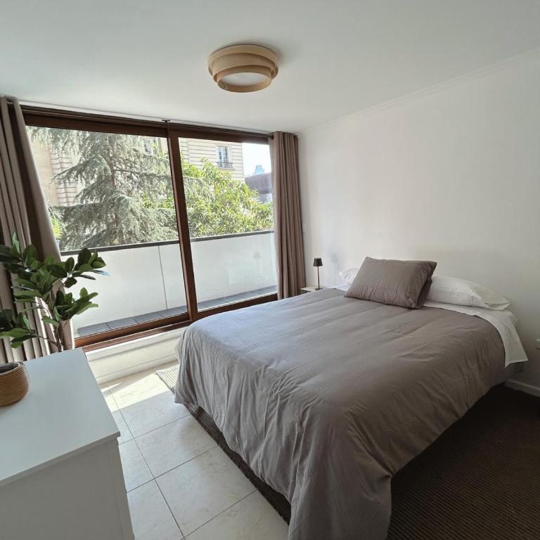 Descubre Santiago desde amplio depto con vista única - Three-Bedroom Apartment - 30