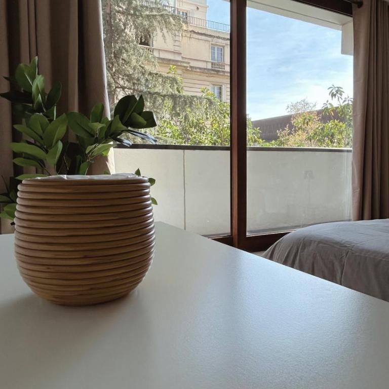 Descubre Santiago desde amplio depto con vista única - Three-Bedroom Apartment - 34