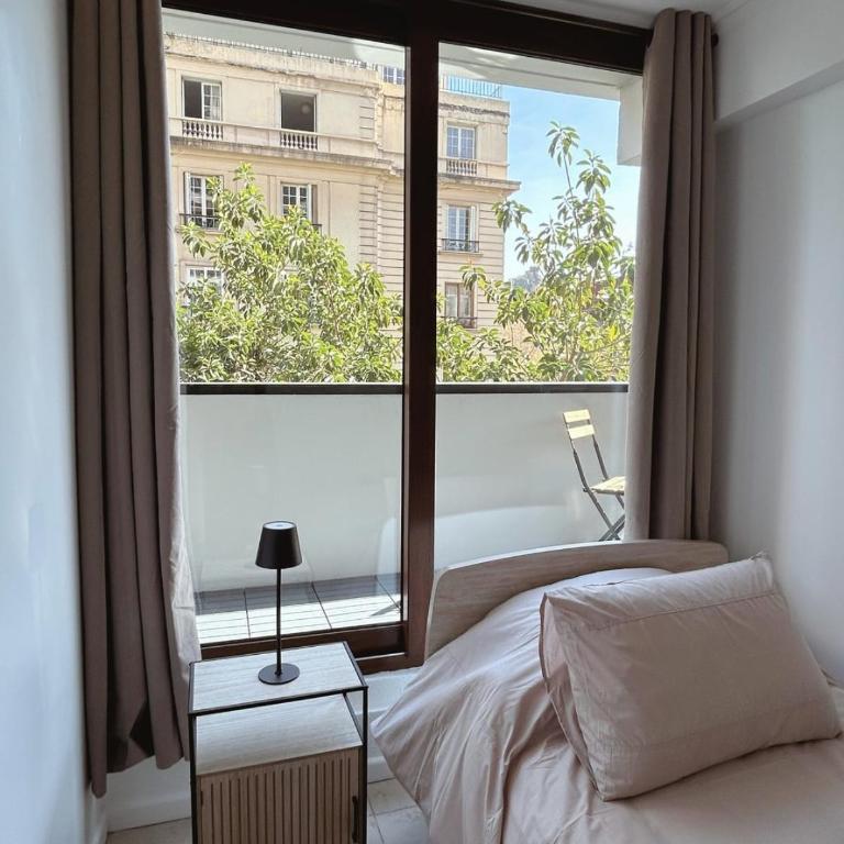 Descubre Santiago desde amplio depto con vista única - Three-Bedroom Apartment - 39