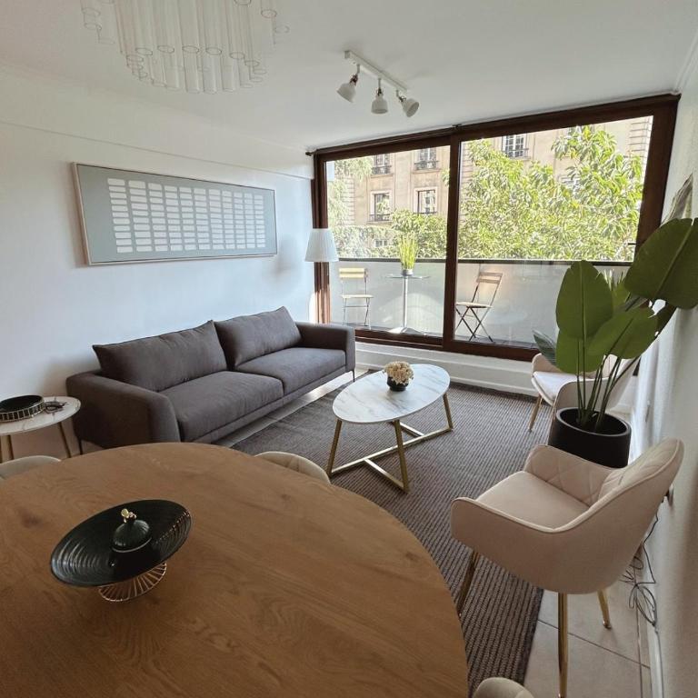 Descubre Santiago desde amplio depto con vista única - Three-Bedroom Apartment - 41
