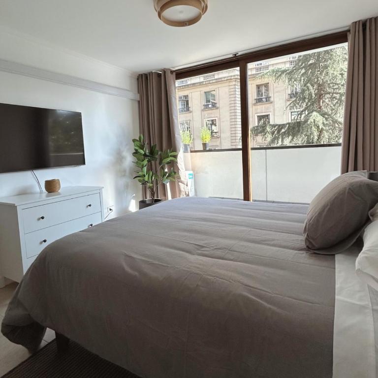 Descubre Santiago desde amplio depto con vista única - Three-Bedroom Apartment - 42