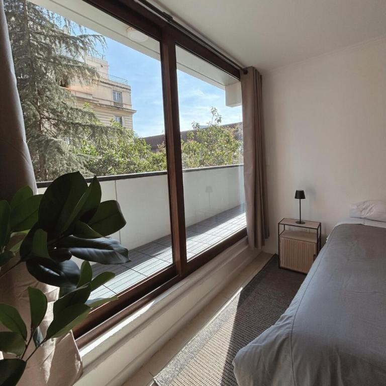 Descubre Santiago desde amplio depto con vista única - Three-Bedroom Apartment - 43
