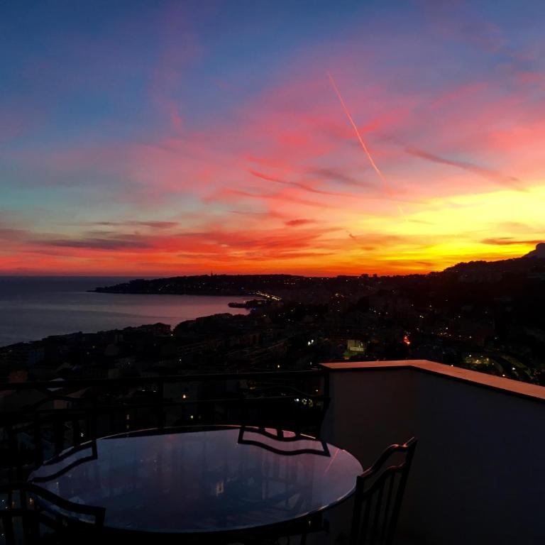 MINI-VILLA "SEAVIEWS BY JENNI MENTON" Calme,vue féérique,immense terrasse et parking privé à 5 minutes du coeur de ville - Apartment mit 1 Schlafzimmer - 39