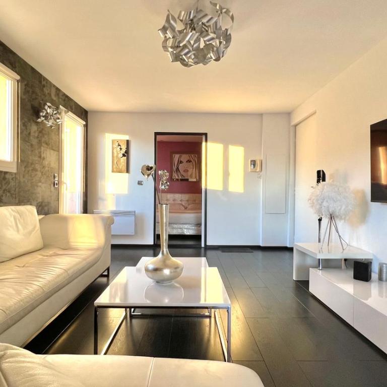 MINI-VILLA "SEAVIEWS BY JENNI MENTON" Calme,vue féérique,immense terrasse et parking privé à 5 minutes du coeur de ville - Apartment mit 1 Schlafzimmer - 22