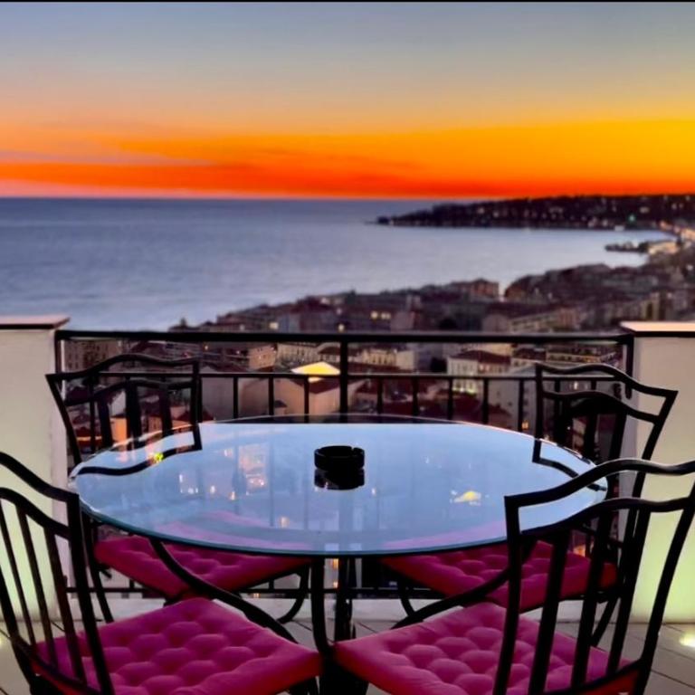 MINI-VILLA "SEAVIEWS BY JENNI MENTON" Calme,vue féérique,immense terrasse et parking privé à 5 minutes du coeur de ville - Apartment mit 1 Schlafzimmer - 40