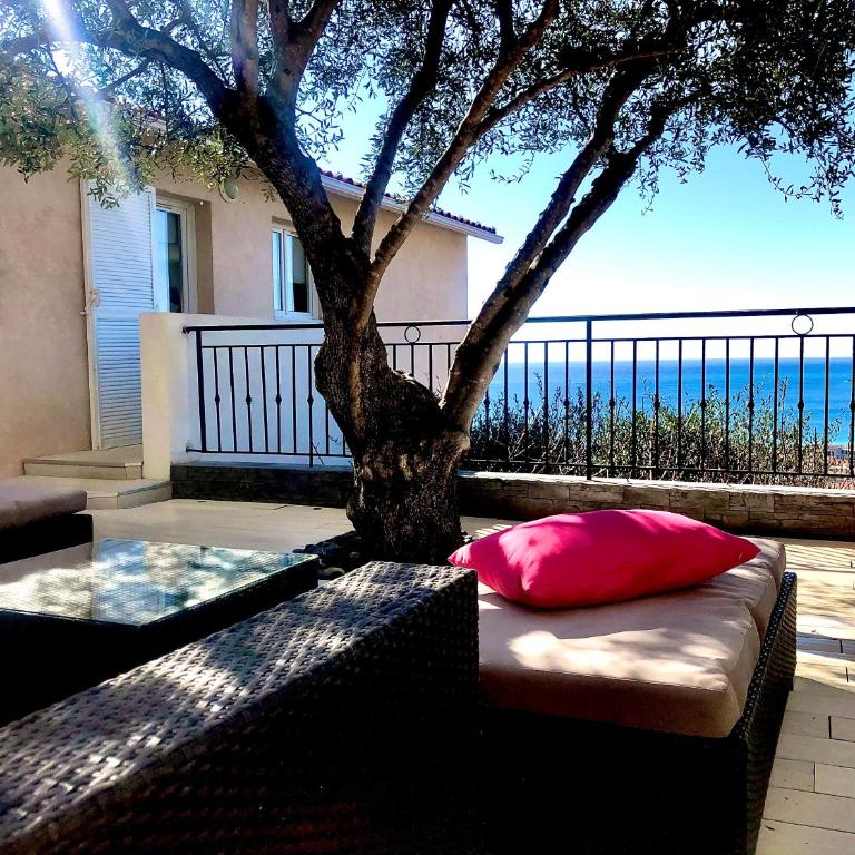 MINI-VILLA "SEAVIEWS BY JENNI MENTON" Calme,vue féérique,immense terrasse et parking privé à 5 minutes du coeur de ville - Apartment mit 1 Schlafzimmer - 34