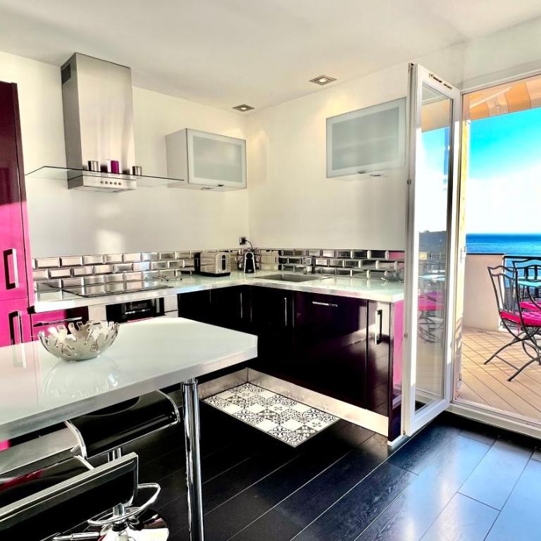 MINI-VILLA "SEAVIEWS BY JENNI MENTON" Calme,vue féérique,immense terrasse et parking privé à 5 minutes du coeur de ville - Apartment mit 1 Schlafzimmer - 4