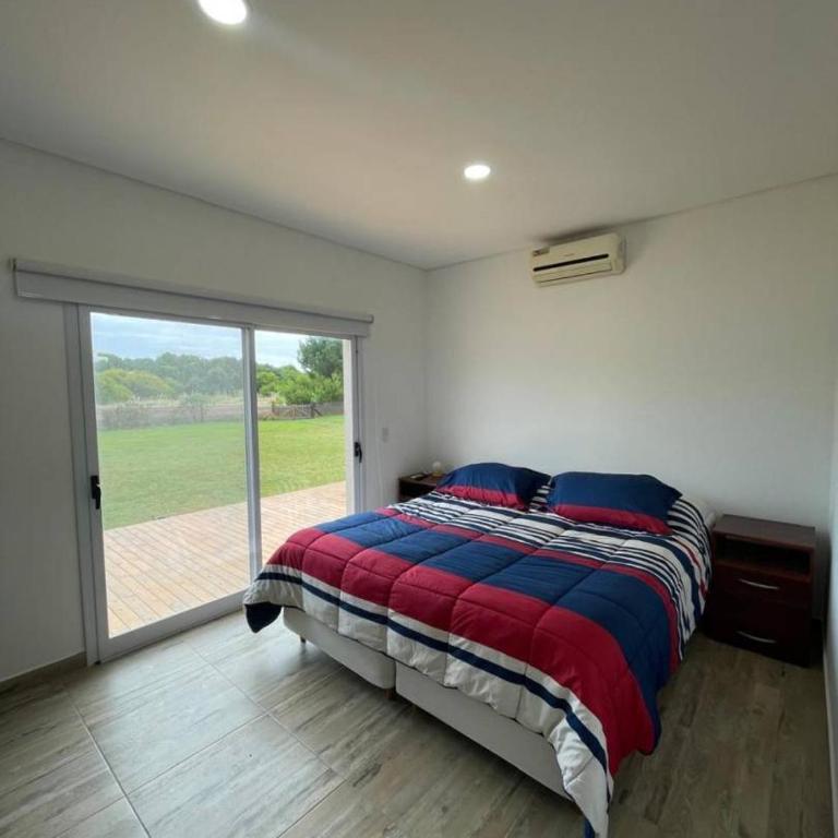 Amplia casa con pileta, parque y acceso a la playa - Three-Bedroom House - 10