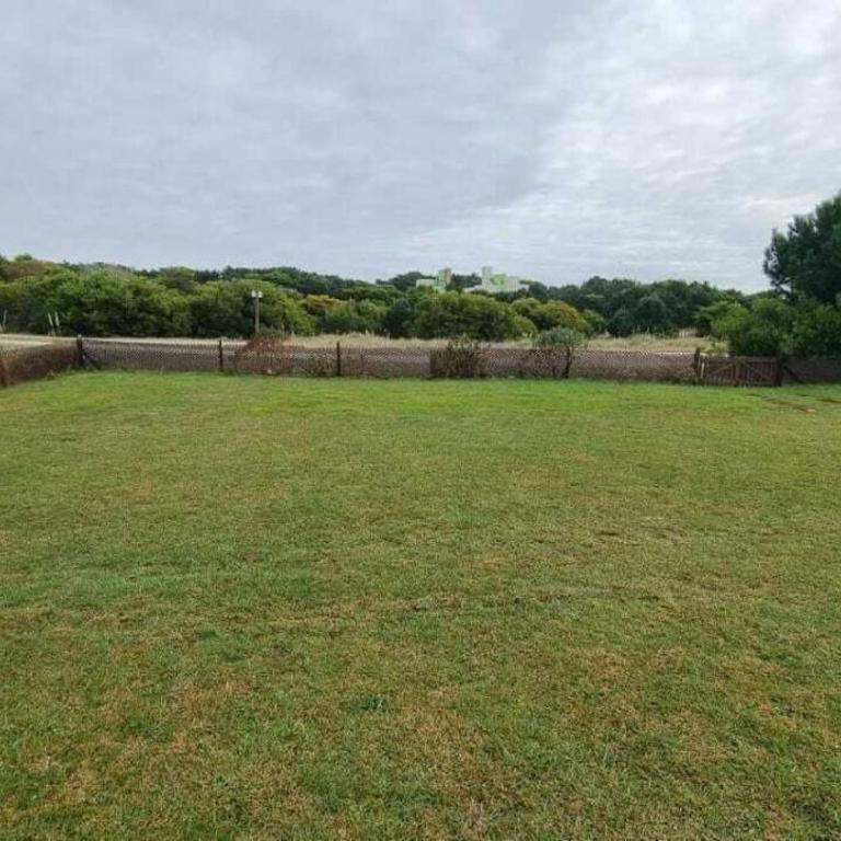 Amplia casa con pileta, parque y acceso a la playa - Three-Bedroom House - 24