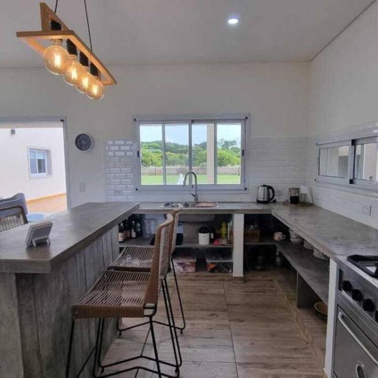 Amplia casa con pileta, parque y acceso a la playa - Three-Bedroom House - 8