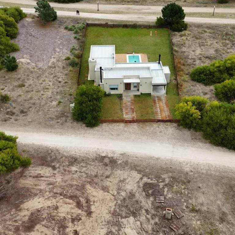 Amplia casa con pileta, parque y acceso a la playa - Three-Bedroom House - 3