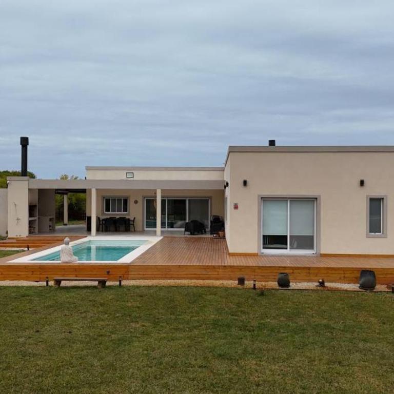 Amplia casa con pileta, parque y acceso a la playa - Three-Bedroom House - 2