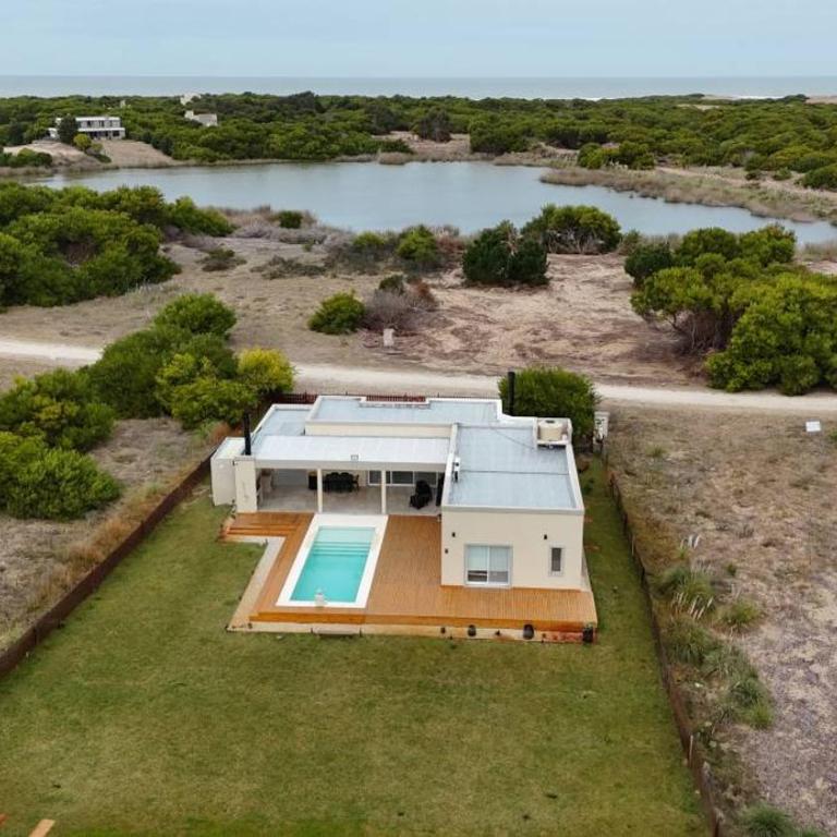 Amplia casa con pileta, parque y acceso a la playa - Three-Bedroom House - 1