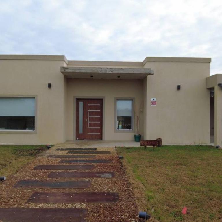 Amplia casa con pileta, parque y acceso a la playa - Three-Bedroom House - 4