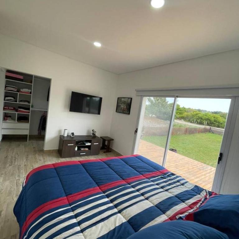 Amplia casa con pileta, parque y acceso a la playa - Three-Bedroom House - 11