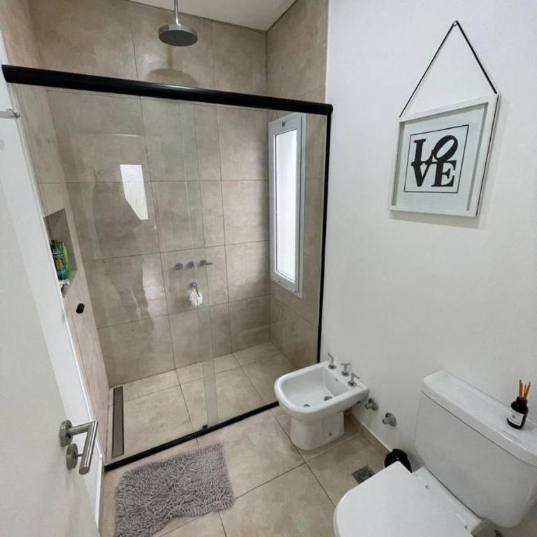 Amplia casa con pileta, parque y acceso a la playa - Three-Bedroom House - 13