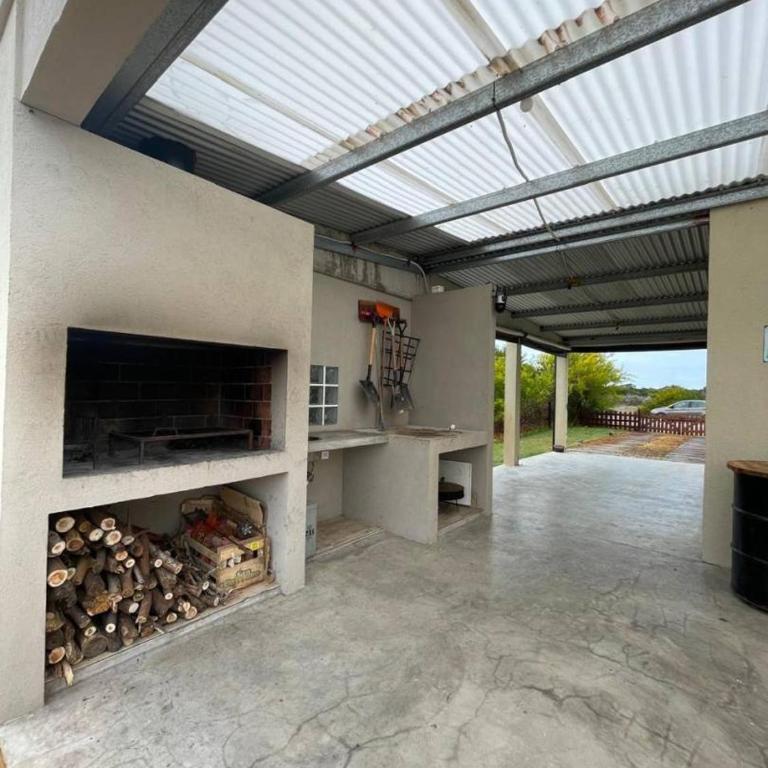 Amplia casa con pileta, parque y acceso a la playa - Three-Bedroom House - 19